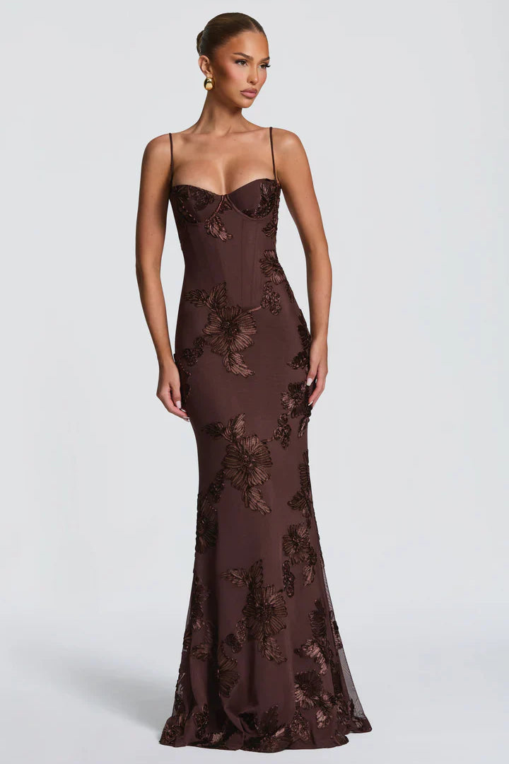 Carlena | Elegancka sukienka maxi z kwiatowym haftem 3D