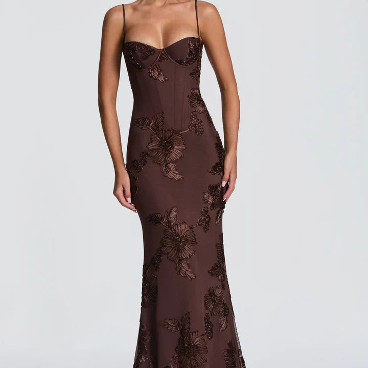 Carlena | Elegancka sukienka maxi z kwiatowym haftem 3D