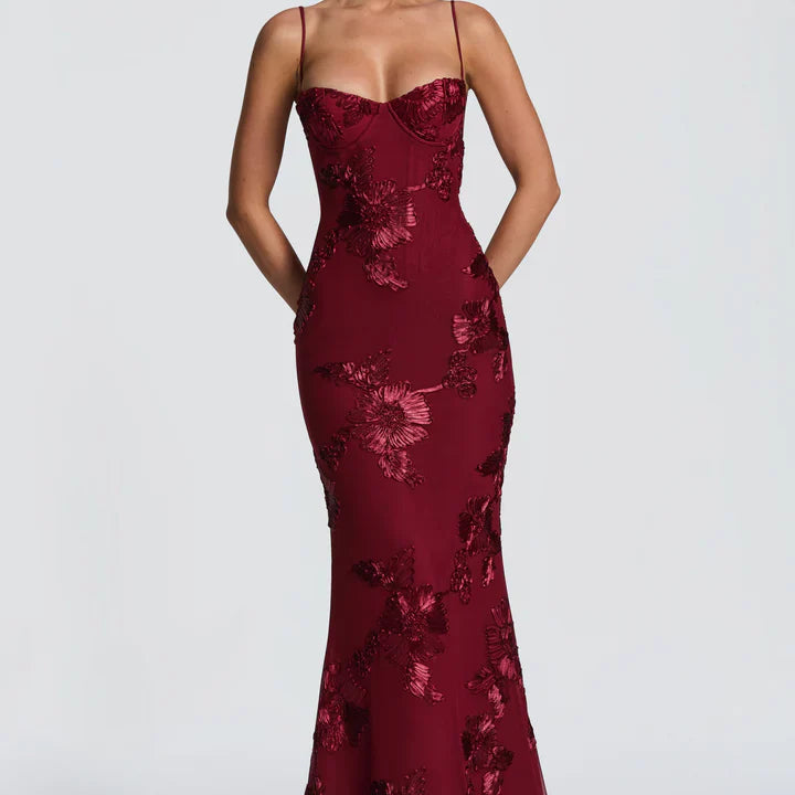 Carlena | Elegancka sukienka maxi z kwiatowym haftem 3D