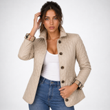 Carlena | Elegancka Pikowana Kurtka o Taliowanym Kroju