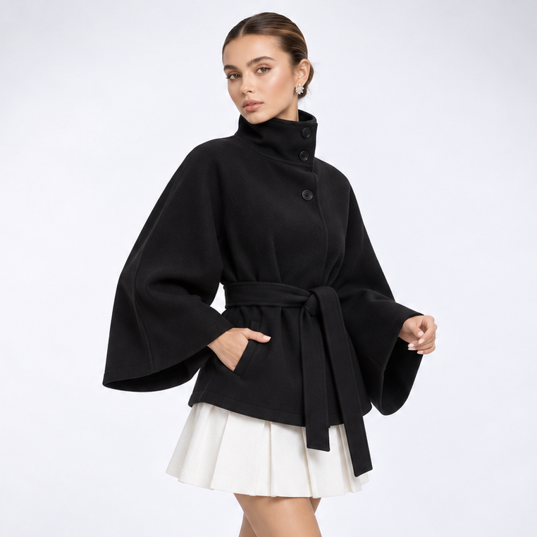 Carlena | Elegancka peleryna z paskiem i wysoką stójką