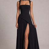 Carlena | Elegancka Sukienka Maxi Bez Ramiączek z Wysokim Rozcięciem i Szalem