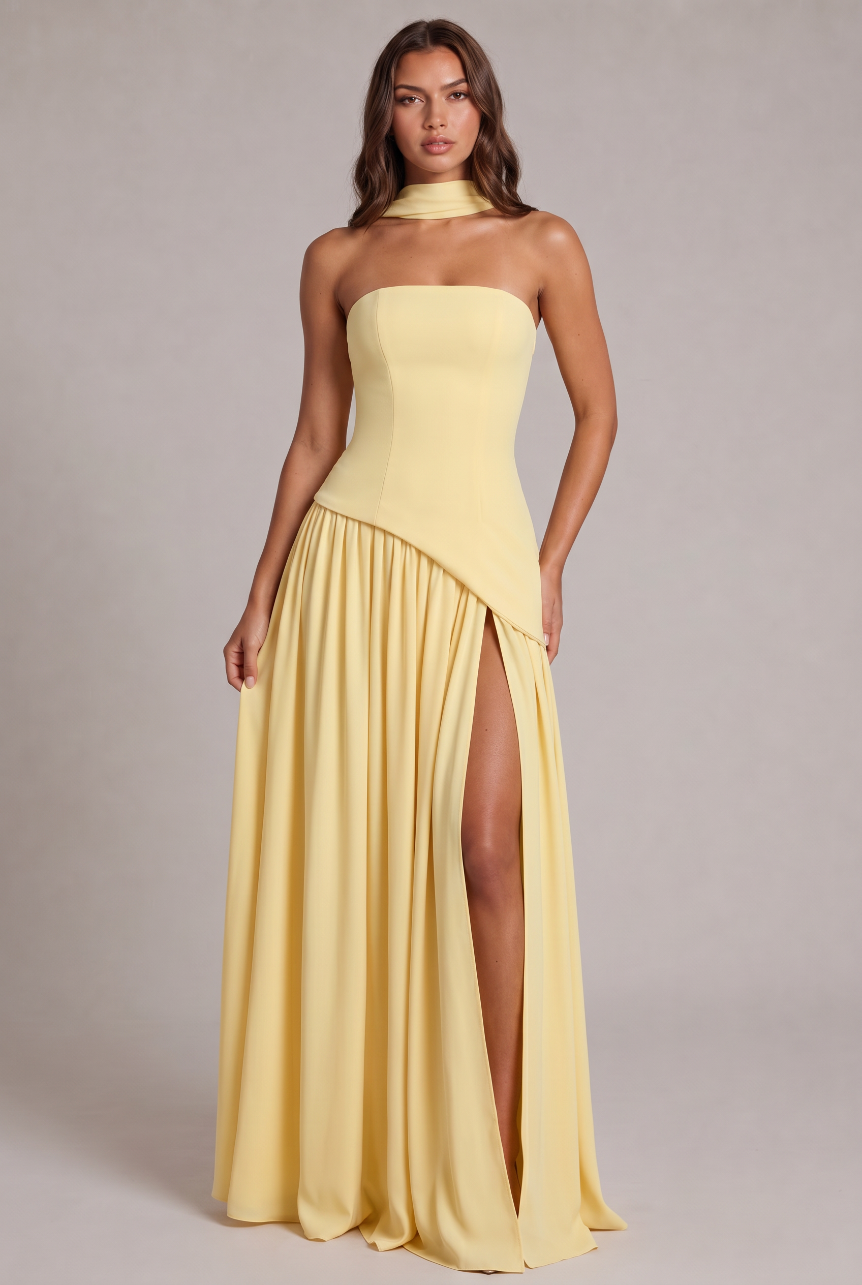Carlena | Elegancka Sukienka Maxi Bez Ramiączek z Wysokim Rozcięciem i Szalem