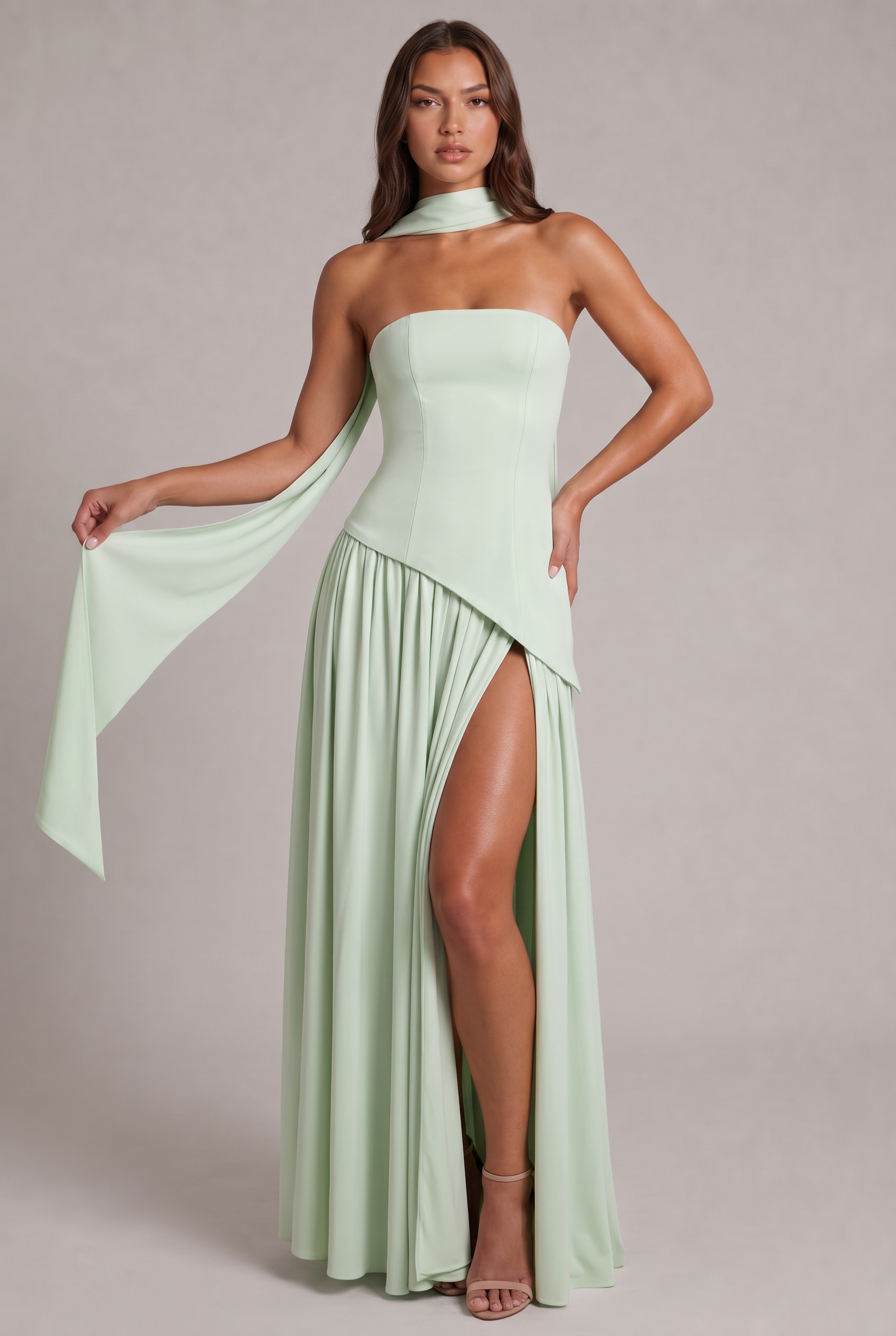 Carlena | Elegancka Sukienka Maxi Bez Ramiączek z Wysokim Rozcięciem i Szalem