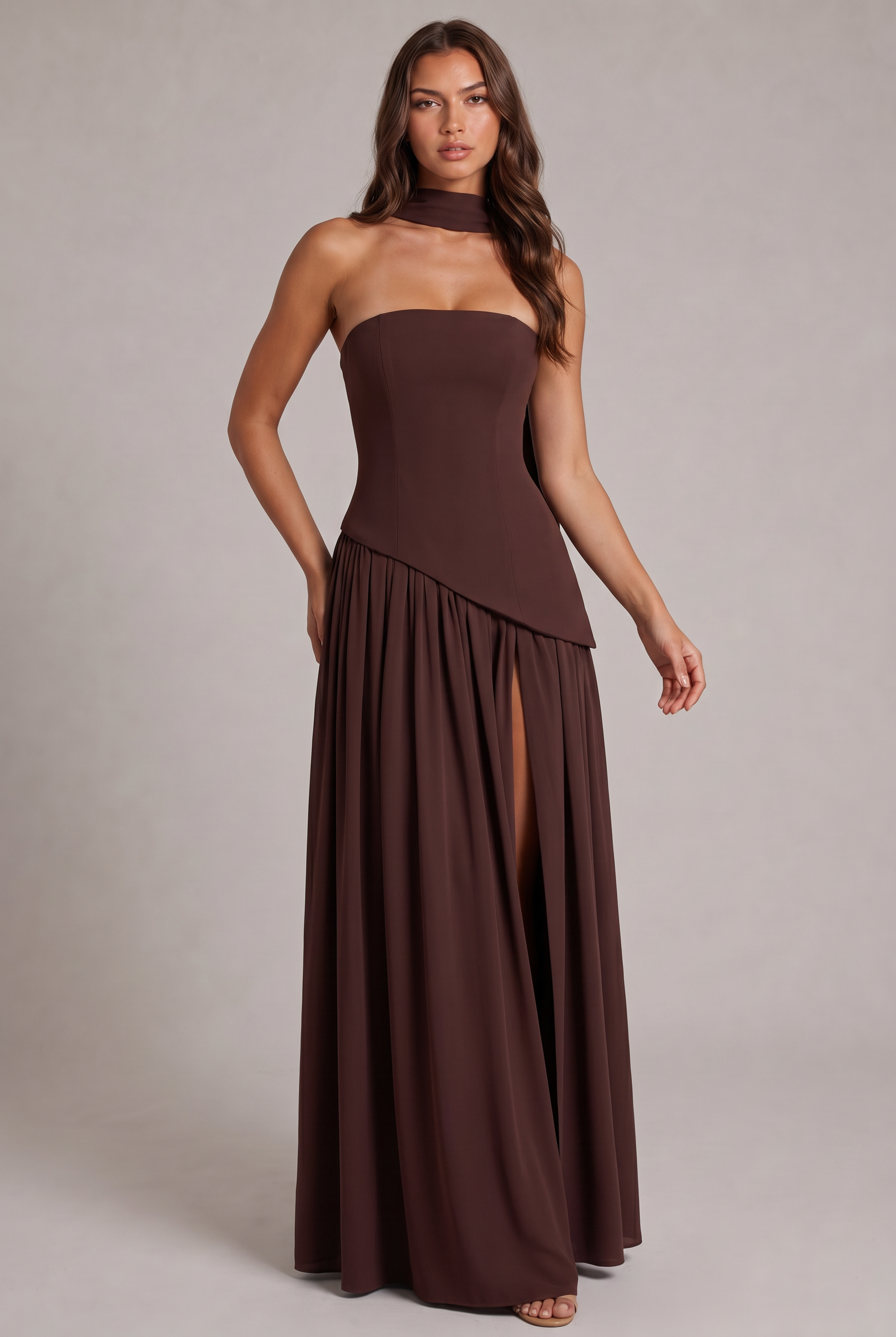 Carlena | Elegancka Sukienka Maxi Bez Ramiączek z Wysokim Rozcięciem i Szalem