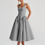 Carlena | Letnia sukienka midi w kratę podkreślająca talię i dopasowująca się do sylwetki