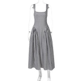 Carlena | Letnia sukienka midi w kratę podkreślająca talię i dopasowująca się do sylwetki