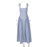 Carlena | Letnia sukienka midi w kratę podkreślająca talię i dopasowująca się do sylwetki