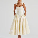 Carlena | Letnia sukienka midi w kratę podkreślająca talię i dopasowująca się do sylwetki