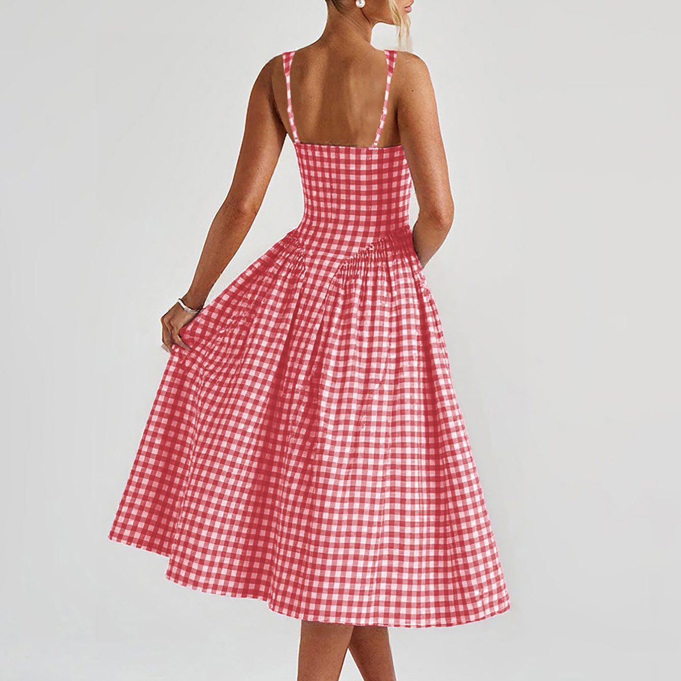 Carlena | Letnia sukienka midi w kratę podkreślająca talię i dopasowująca się do sylwetki