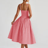 Carlena | Letnia sukienka midi w kratę podkreślająca talię i dopasowująca się do sylwetki