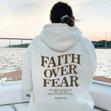 Carlena | Bluza damska z nadrukiem Faith Over Fear z kapturem