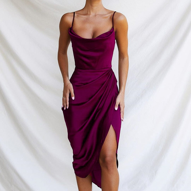 Carlena | Satynowa sukienka midi na ramiączkach z rozcięciem i dekoltem typu woda
