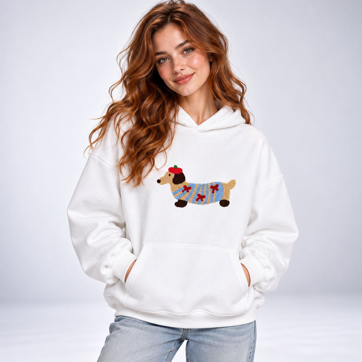 Bluza z kapturem oversize z haftem jamnika biała – przód