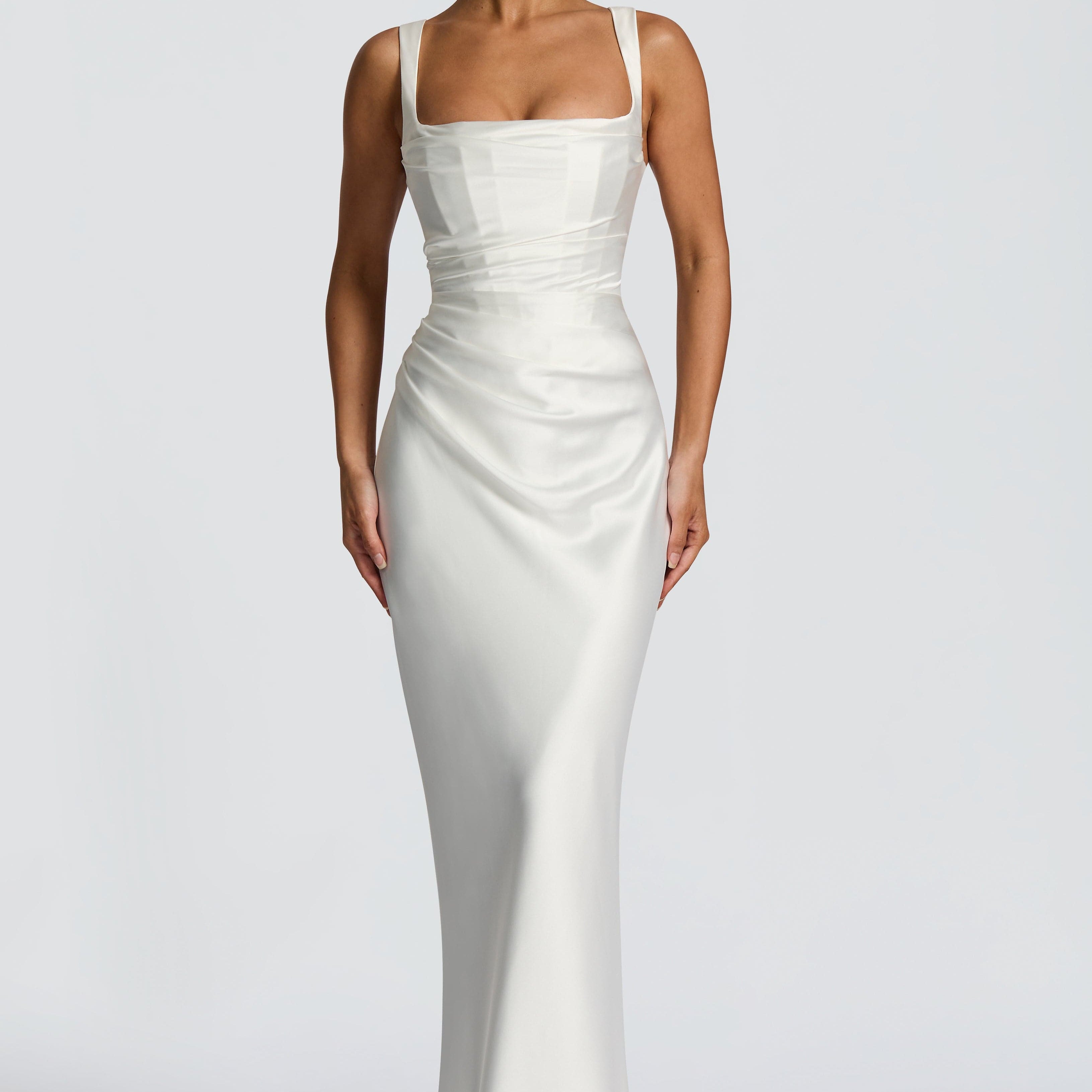Carlena | Elegancka satynowa suknia maxi z kwadratowym dekoltem