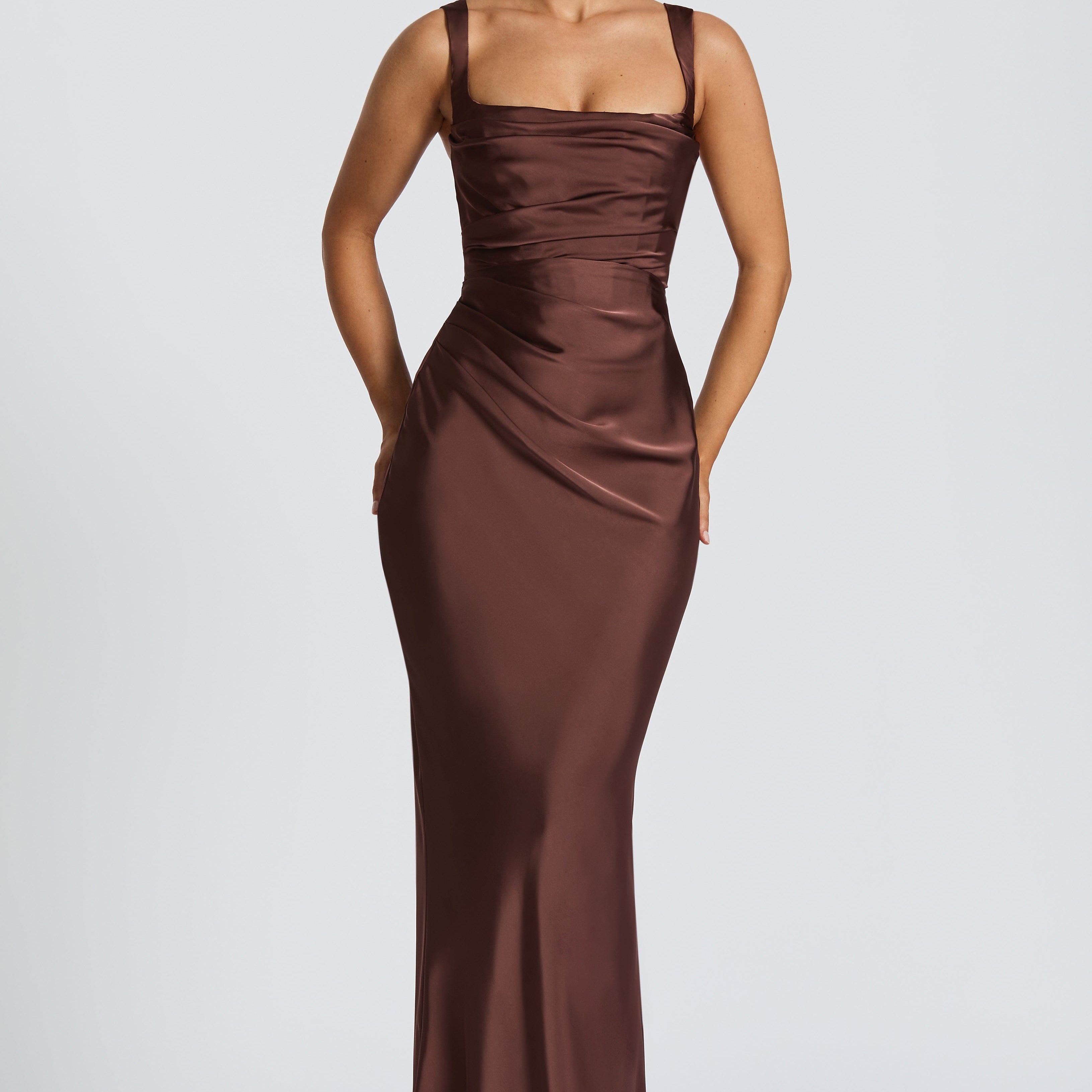 Carlena | Elegancka satynowa suknia maxi z kwadratowym dekoltem