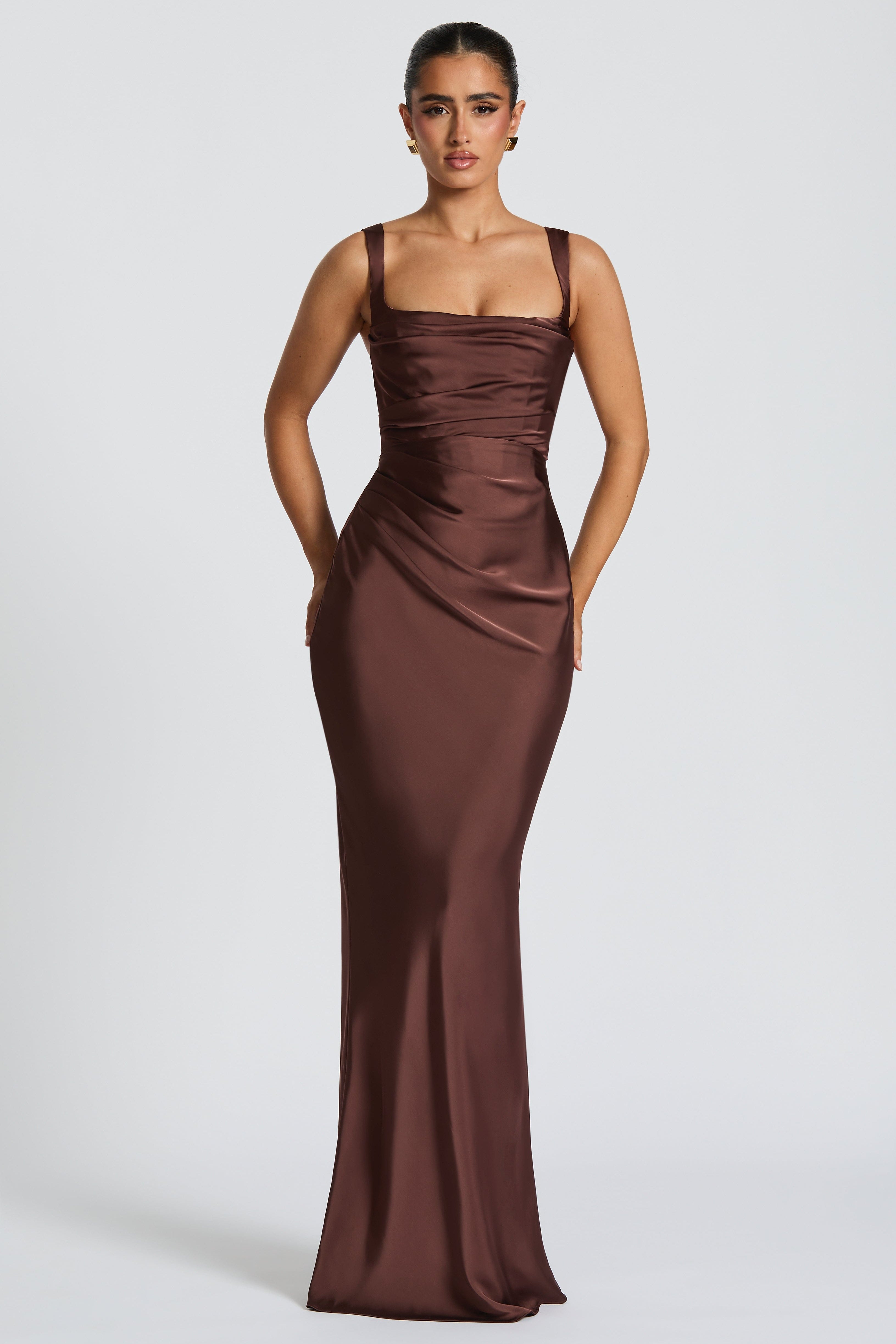 Carlena | Elegancka satynowa suknia maxi z kwadratowym dekoltem