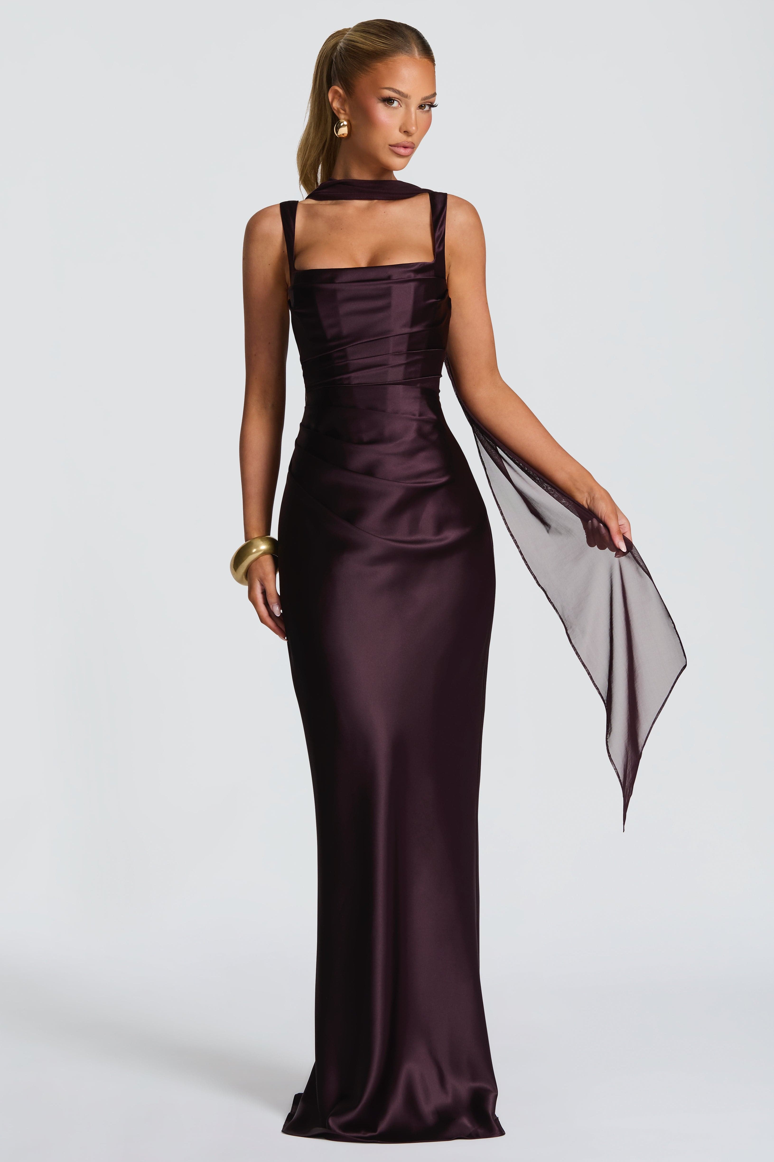 Carlena | Elegancka satynowa suknia maxi z kwadratowym dekoltem