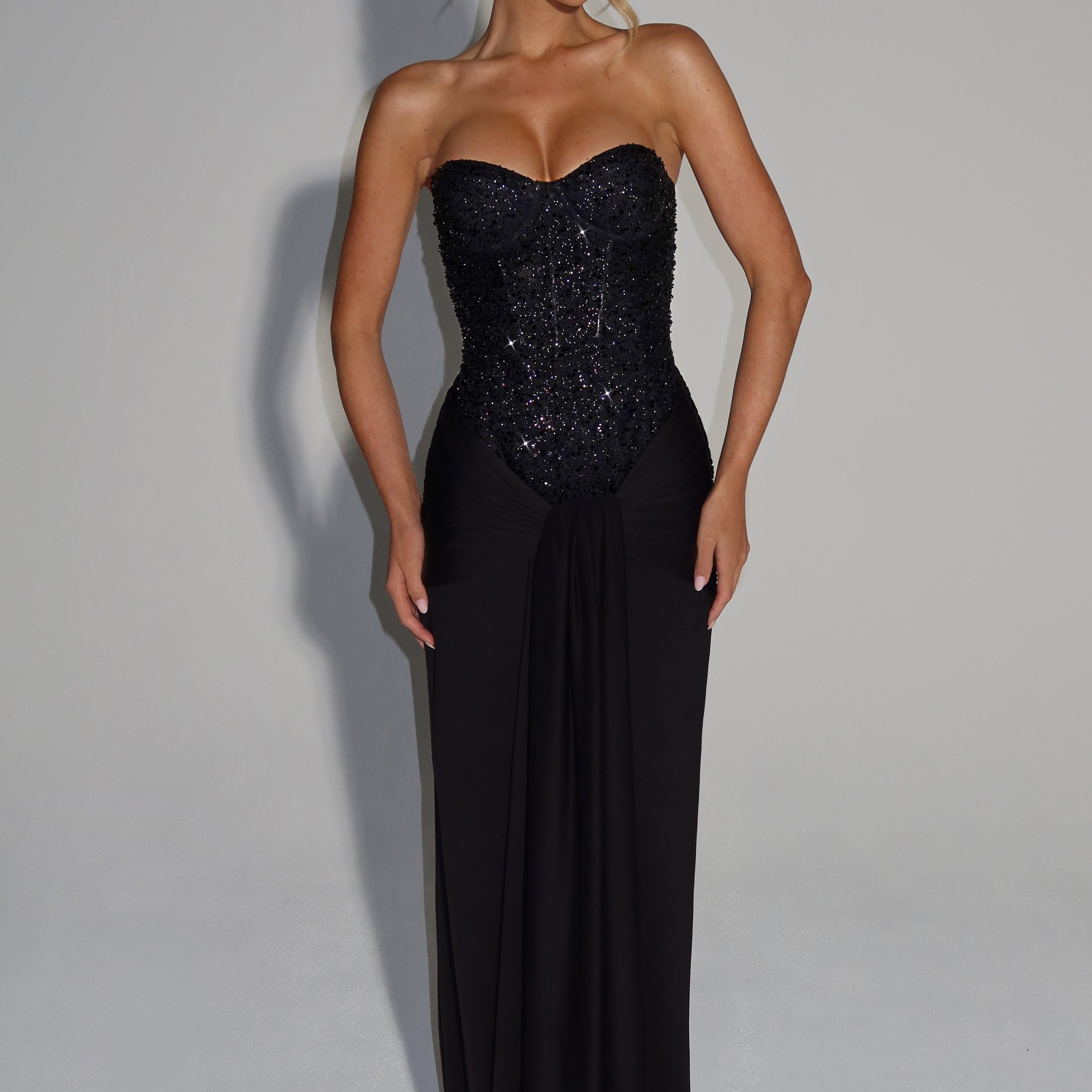 Carlena | Elegancka sukienka maxi z gorsetem zdobionym koralikami