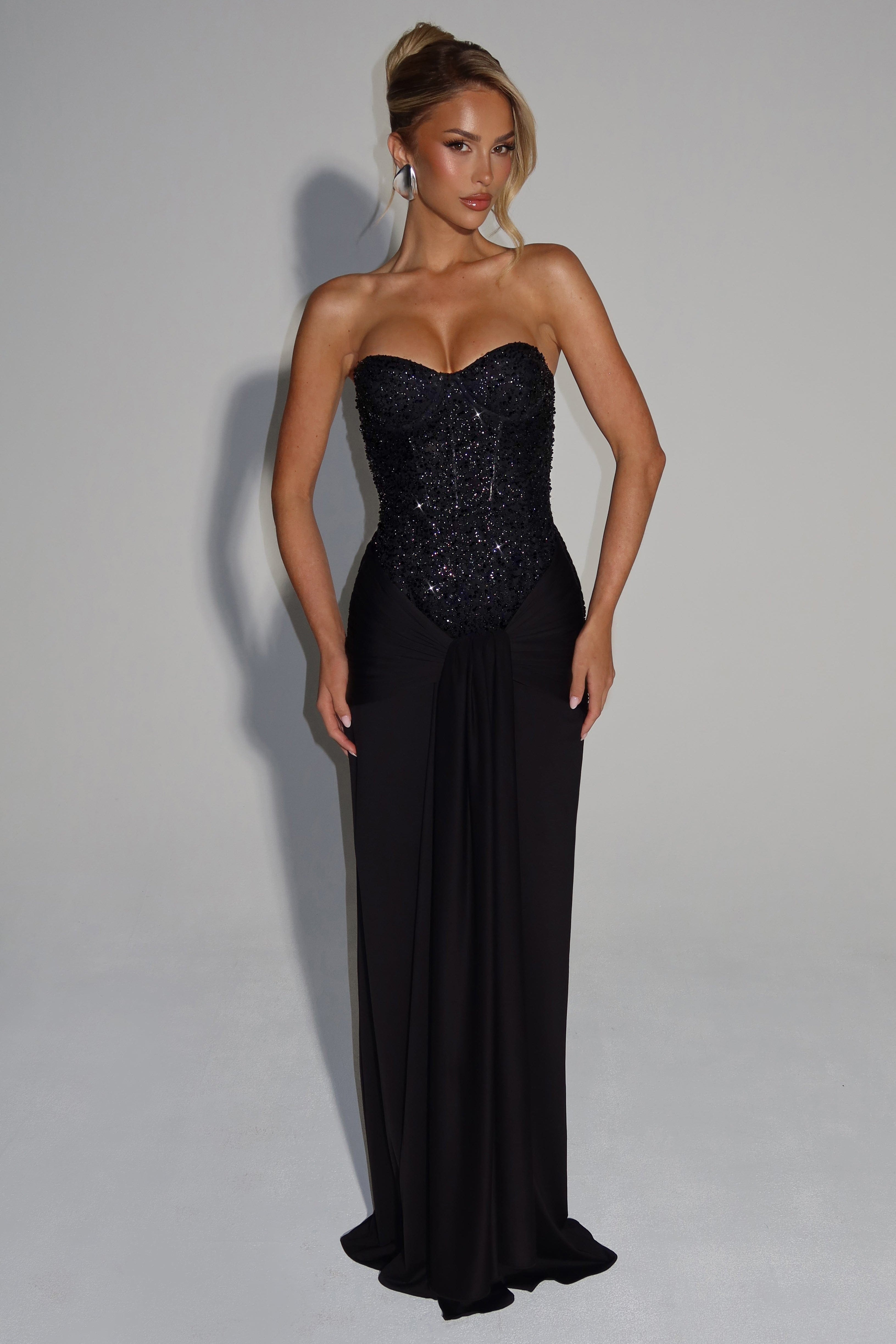 Carlena | Elegancka sukienka maxi z gorsetem zdobionym koralikami