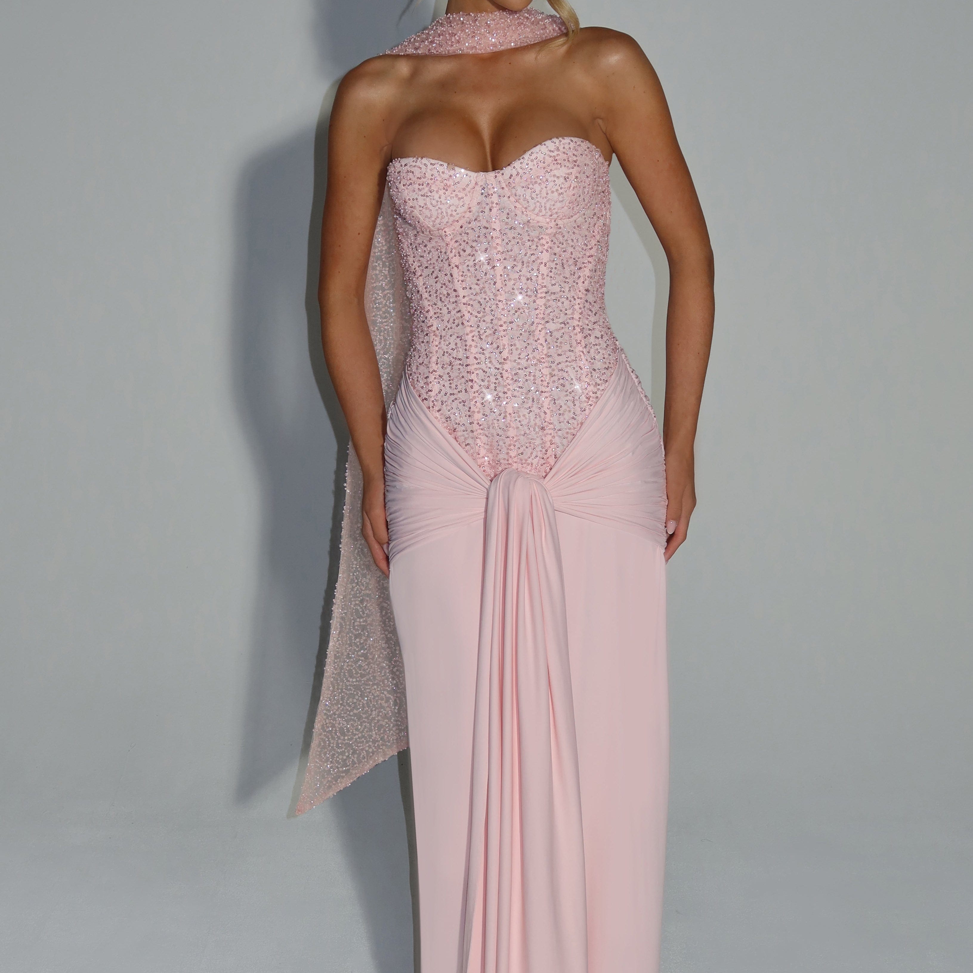 Carlena | Elegancka sukienka maxi z gorsetem zdobionym koralikami