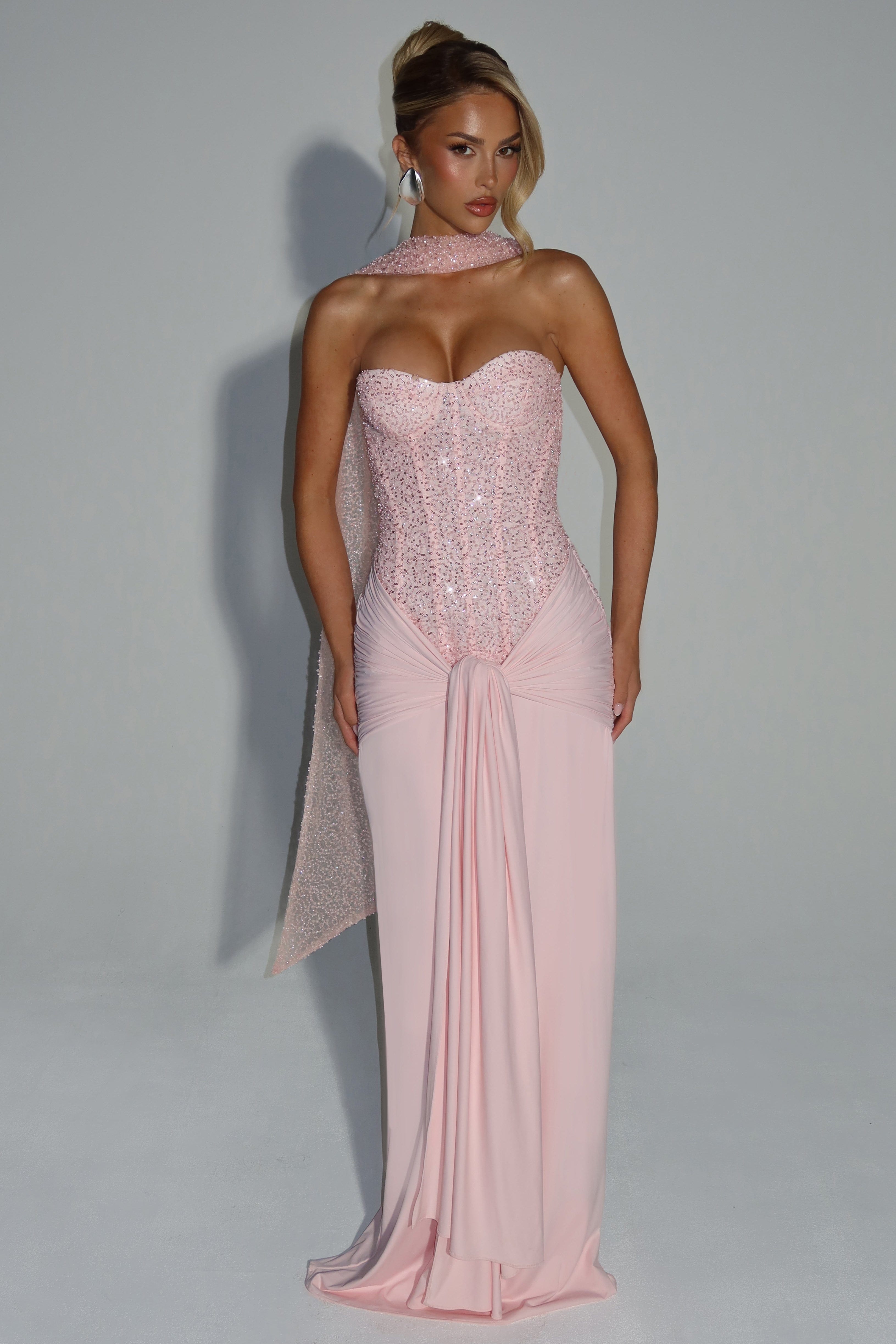 Carlena | Elegancka sukienka maxi z gorsetem zdobionym koralikami