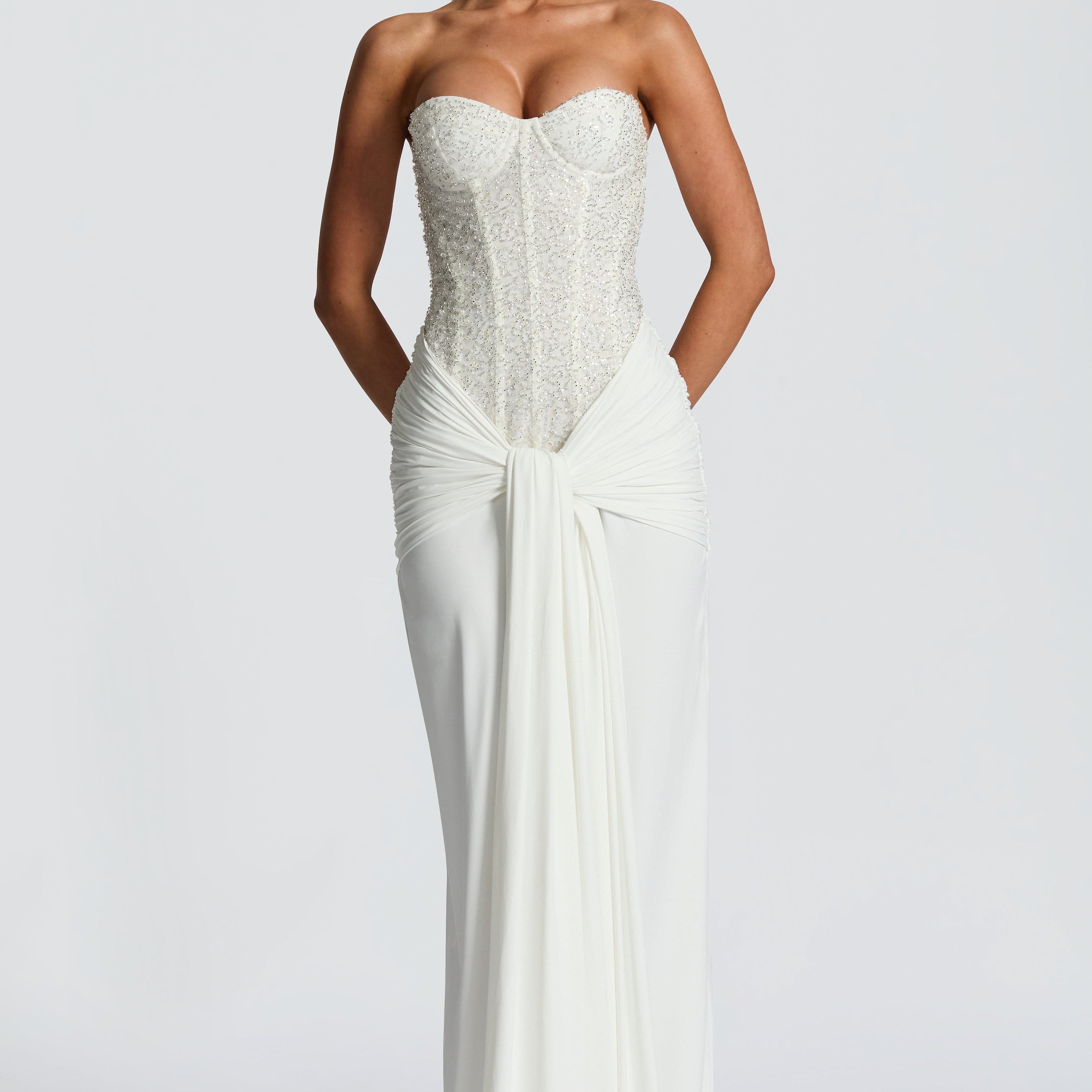 Carlena | Elegancka sukienka maxi z gorsetem zdobionym koralikami