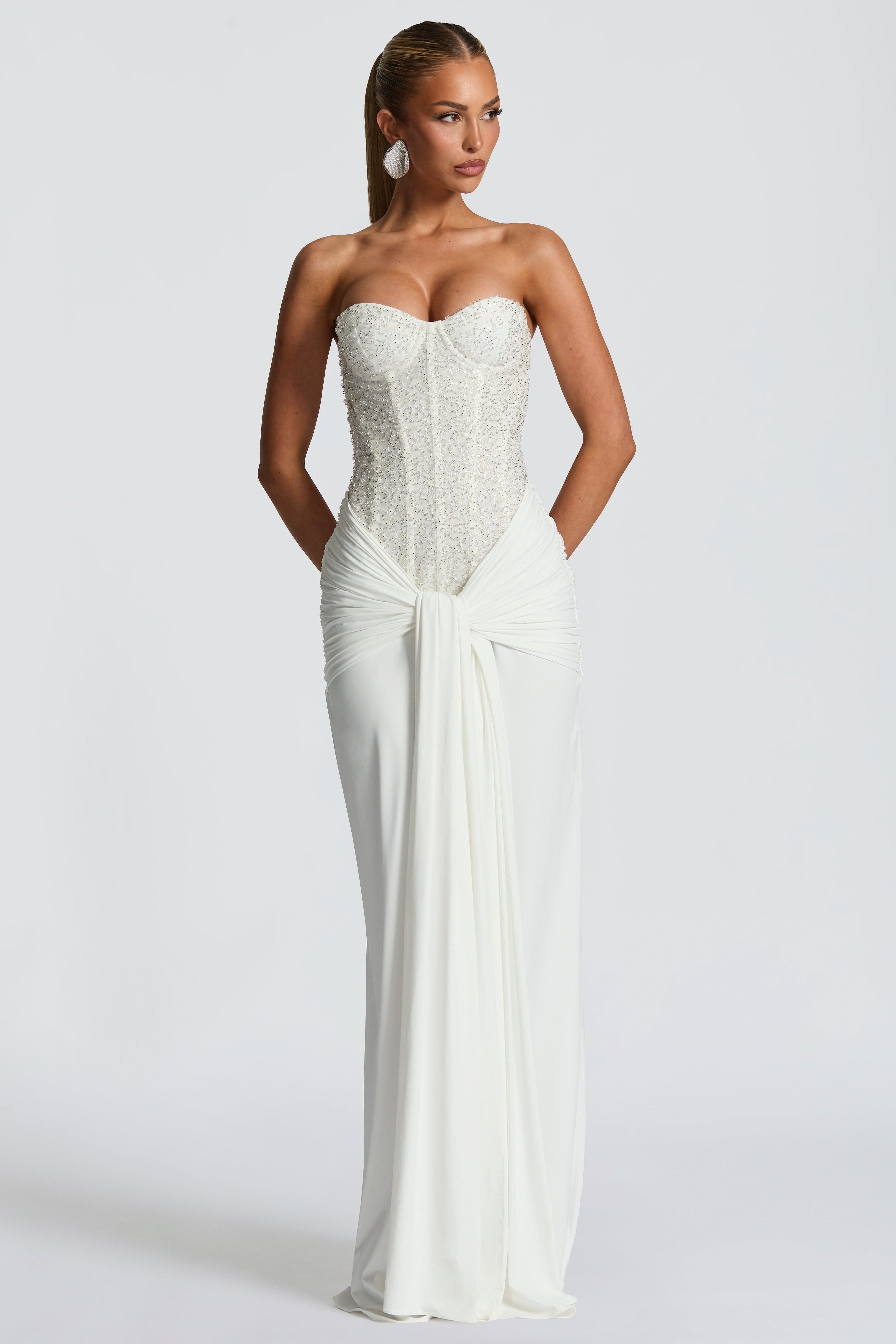 Carlena | Elegancka sukienka maxi z gorsetem zdobionym koralikami