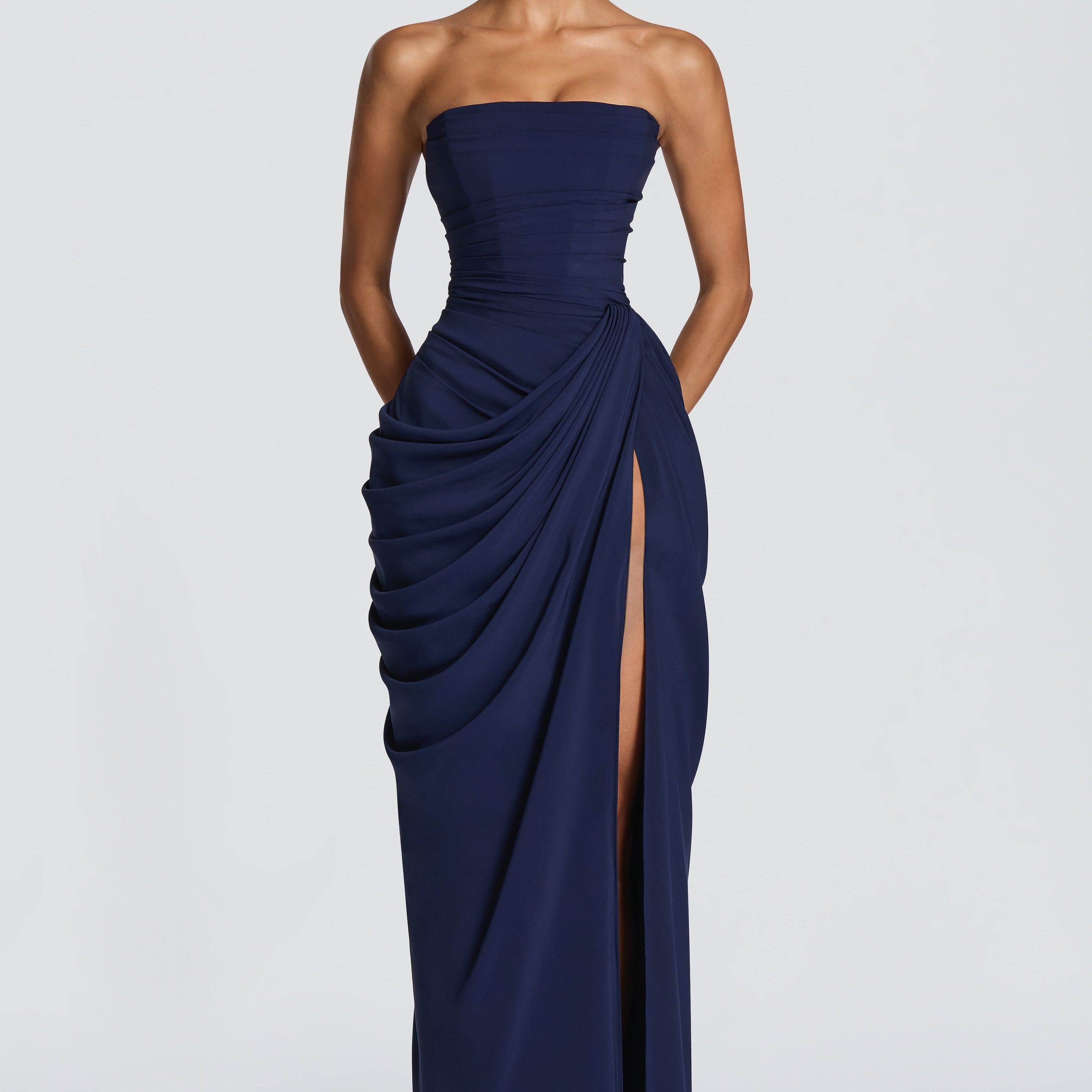 Carlena | Elegancka sukienka maxi bez ramiączek z rozcięciem