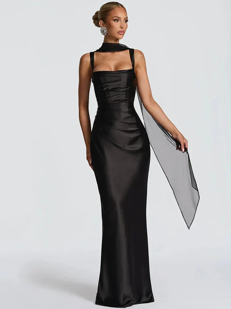 Carlena | Elegancka sukienka maxi z odkrytymi plecami i szarfą