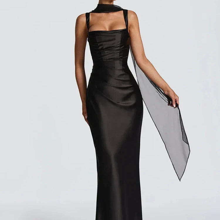 Carlena | Elegancka sukienka maxi z odkrytymi plecami i szarfą