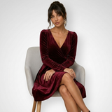 Carlena | Elegancka Aksamitna Sukienka Mini Kopertowa z Dekoltem V