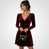 Carlena | Elegancka Aksamitna Sukienka Mini Kopertowa z Dekoltem V