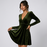 Carlena | Elegancka Aksamitna Sukienka Mini Kopertowa z Dekoltem V