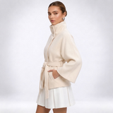 Carlena | Elegancka peleryna z paskiem i wysoką stójką