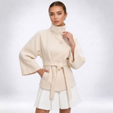 Carlena | Elegancka peleryna z paskiem i wysoką stójką