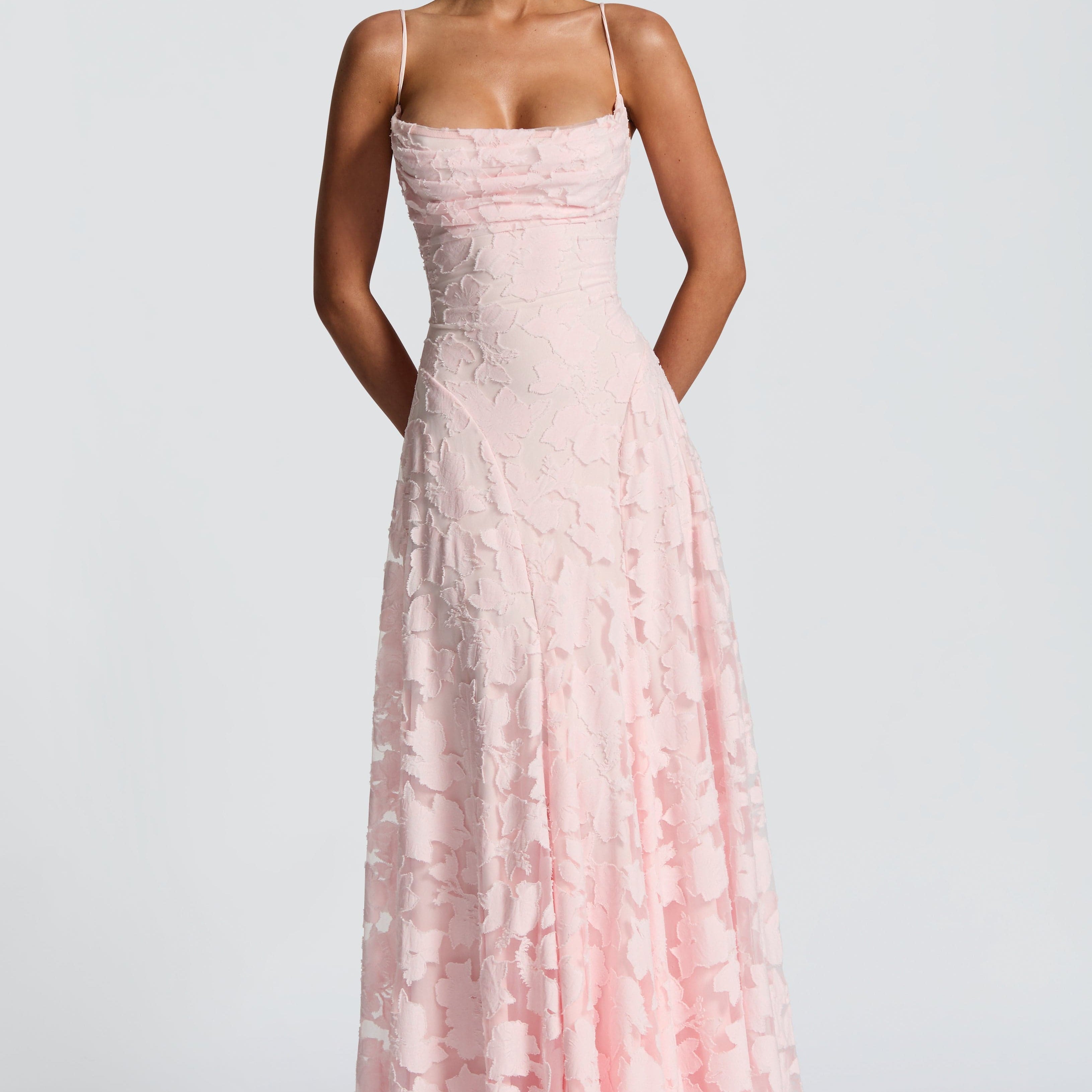 Carlena | Elegancka sukienka maxi z kwiatową koronką