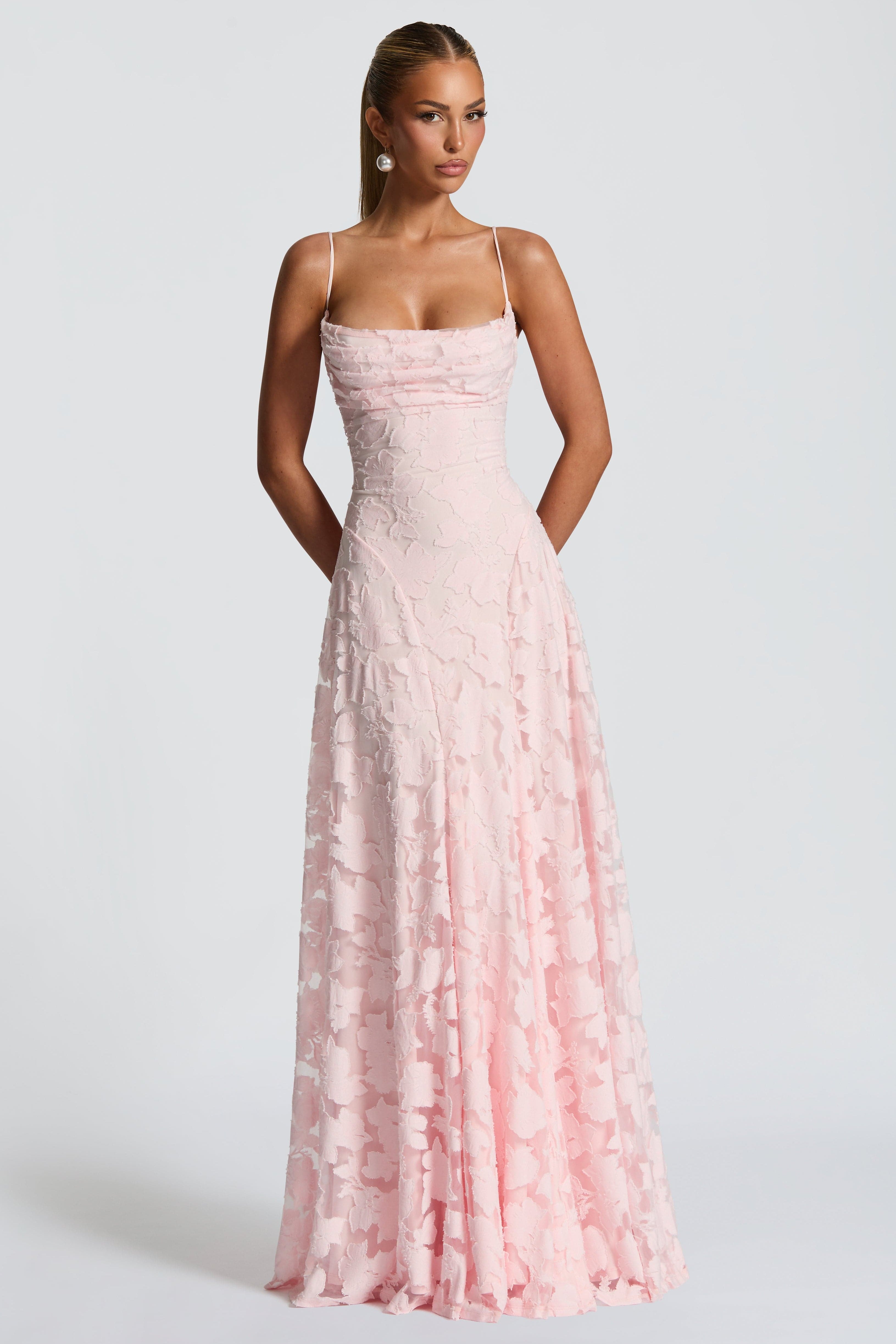 Carlena | Elegancka sukienka maxi z kwiatową koronką