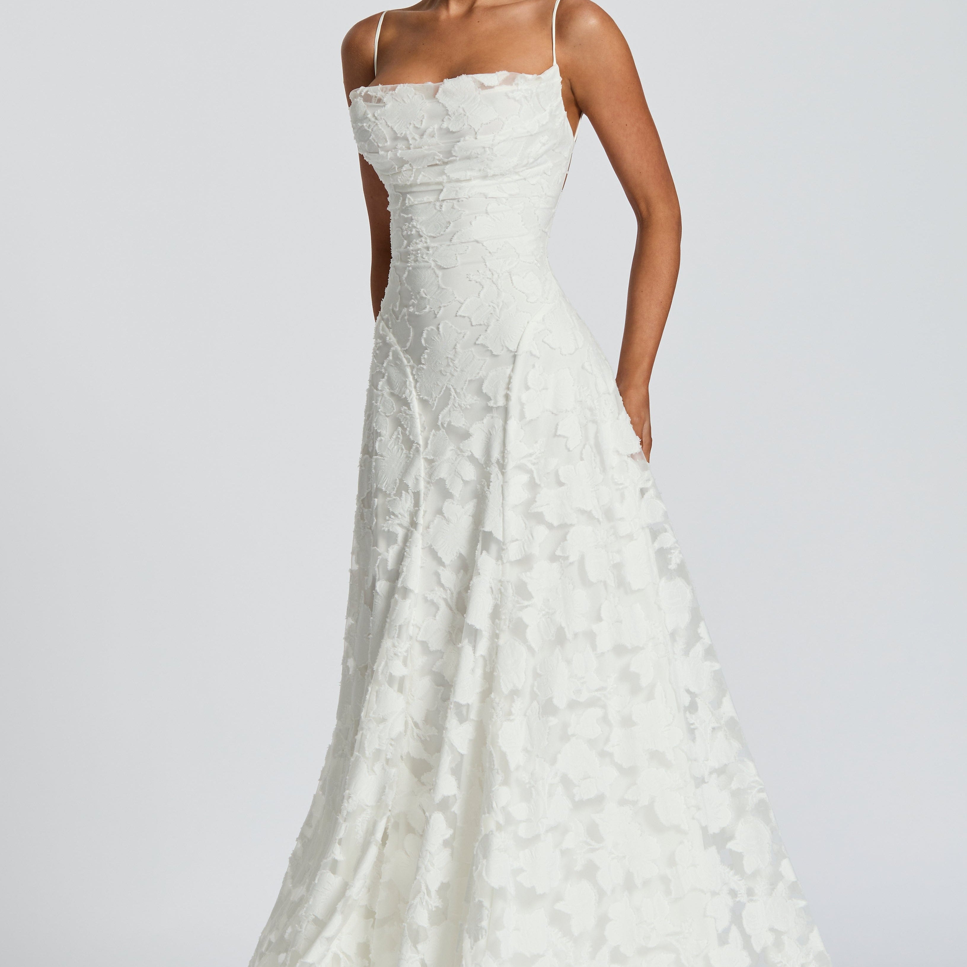 Carlena | Elegancka sukienka maxi z kwiatową koronką