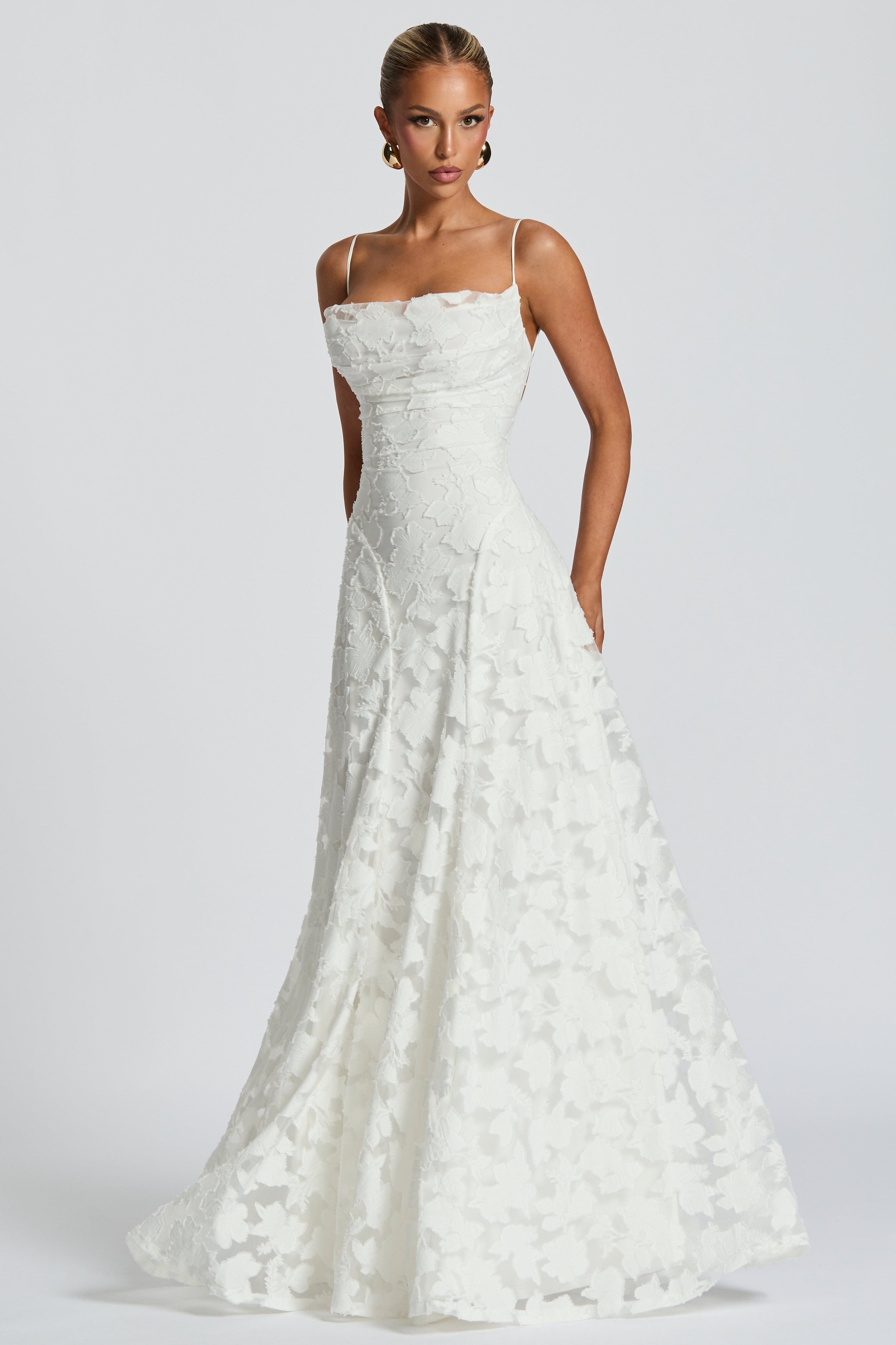 Carlena | Elegancka sukienka maxi z kwiatową koronką