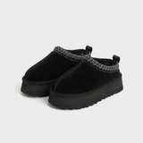 Kapcie na platformie z ozdobną lamówką w kolorze czarnym – widok z przodu