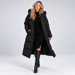 Oversize kurtka puchowa maxi z kapturem w kolorze czarnym – na modelce w ruchu