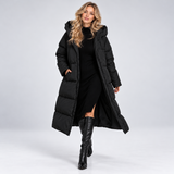 Oversize kurtka puchowa maxi z kapturem w kolorze czarnym – na modelce w ruchu