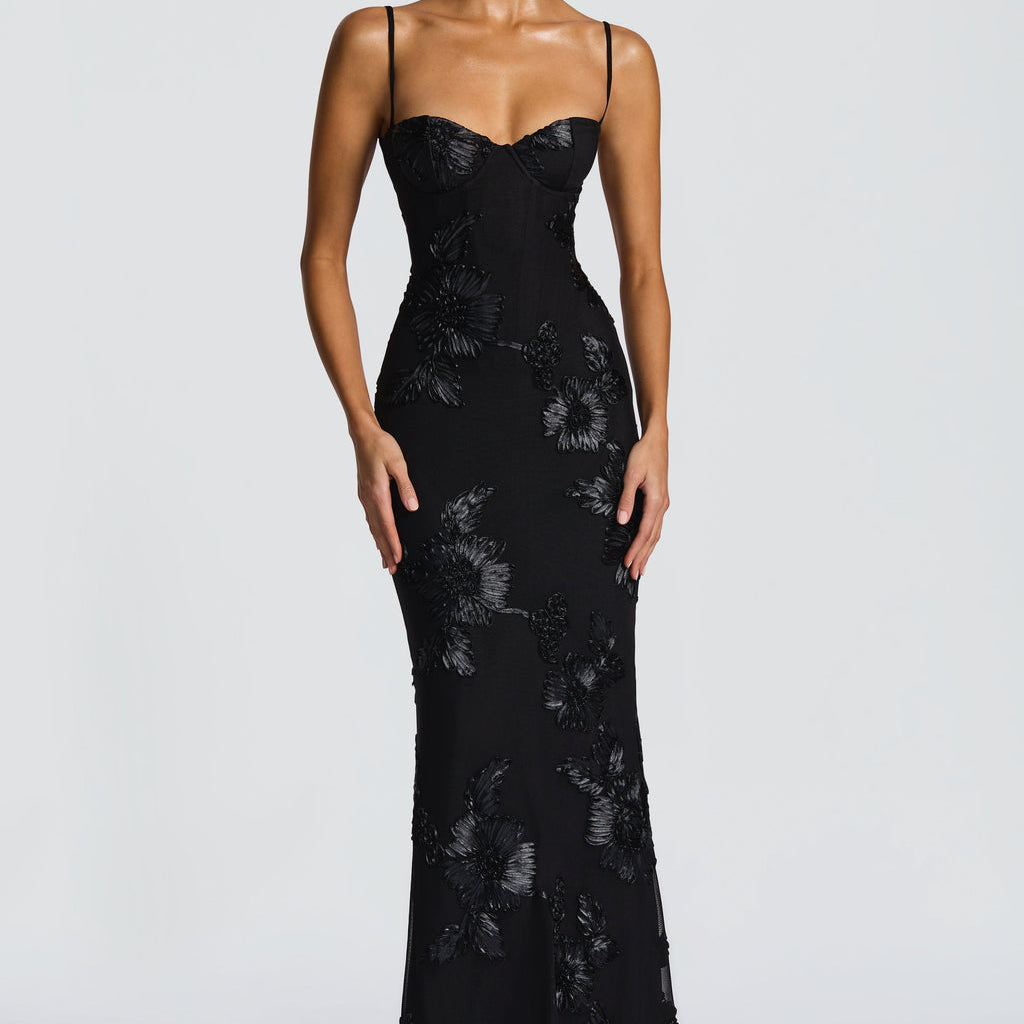 Carlena | Elegancka sukienka maxi z kwiatowym haftem 3D