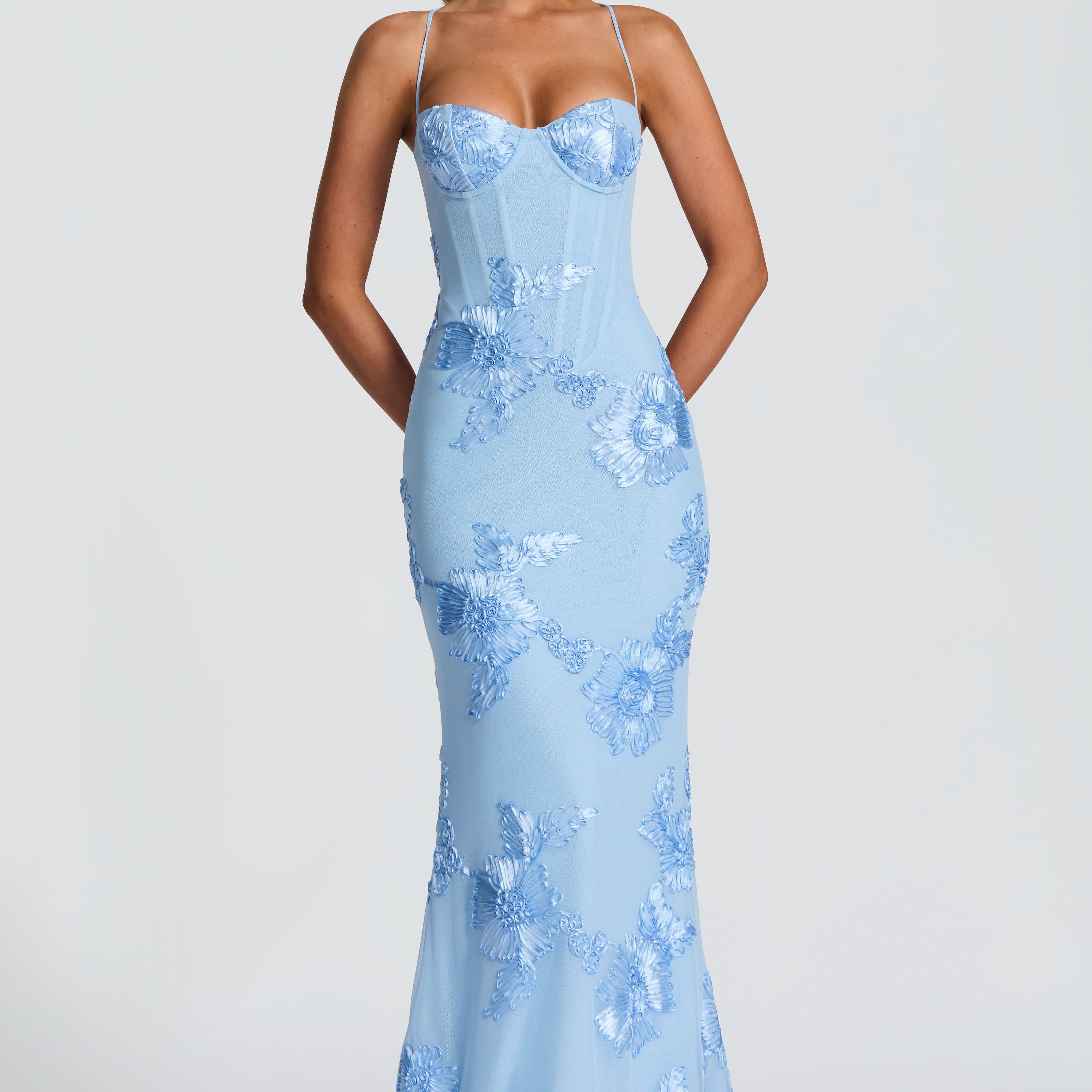 Carlena | Elegancka sukienka maxi z kwiatowym haftem 3D