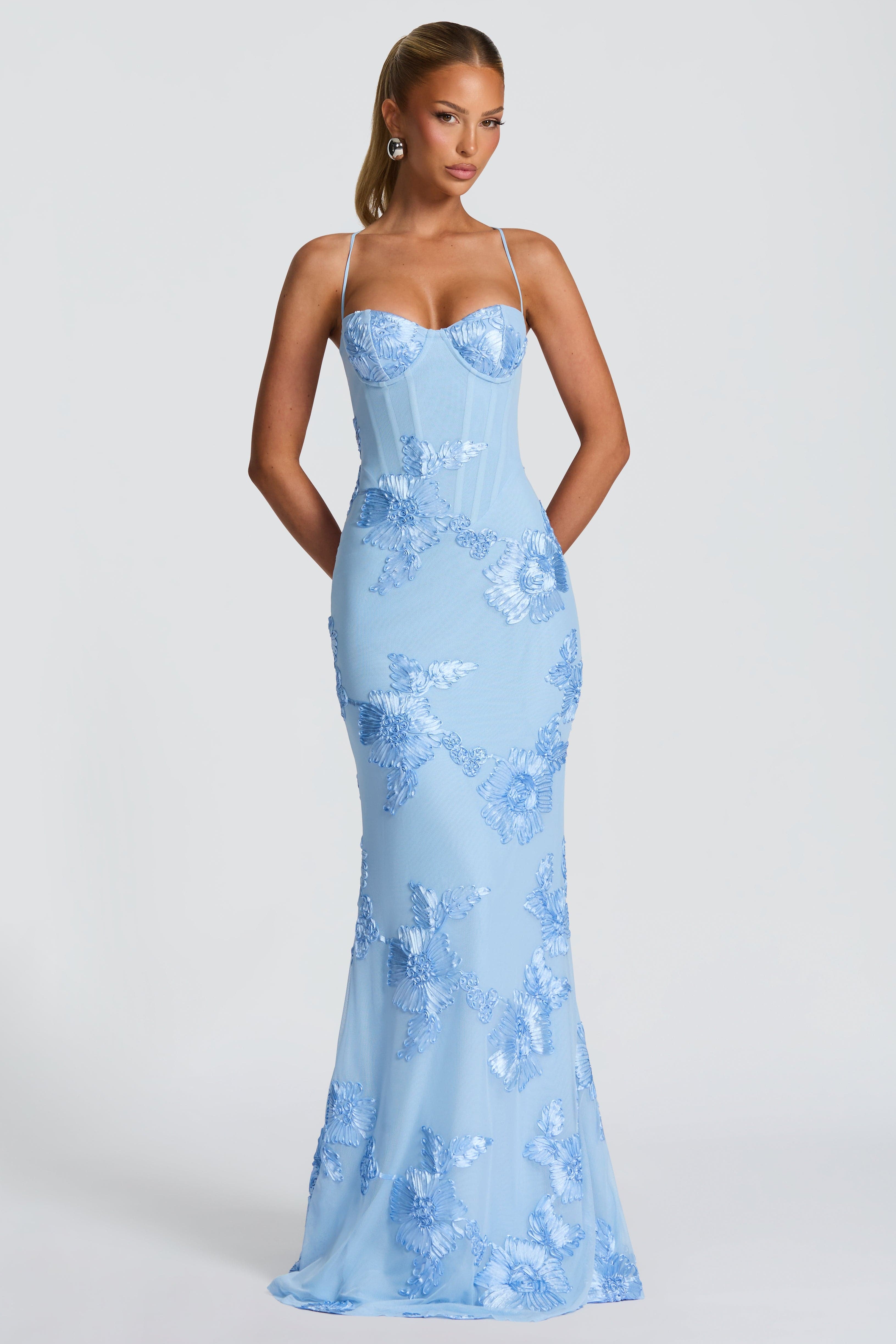 Carlena | Elegancka sukienka maxi z kwiatowym haftem 3D