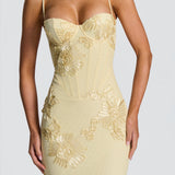 Carlena | Elegancka sukienka maxi z kwiatowym haftem 3D