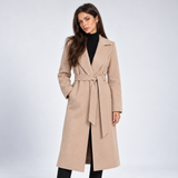 Długi płaszcz z wiązanym paskiem i klapami w kolorze beżowym – widok z przodu