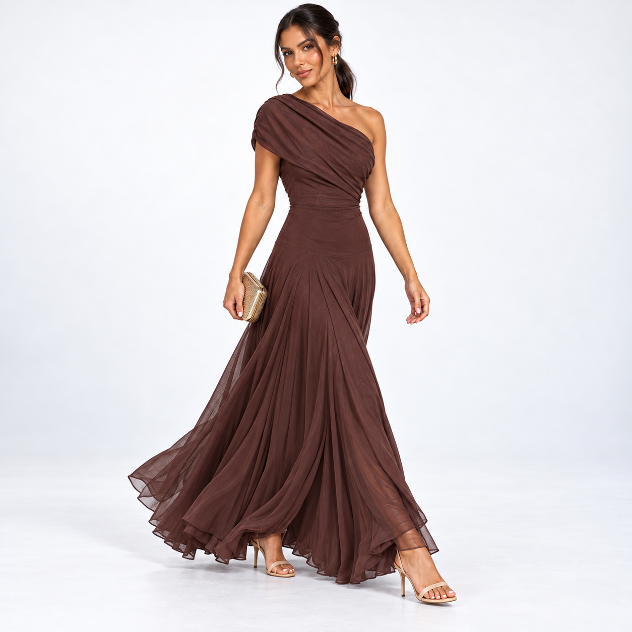 Plisowana sukienka maxi na jedno ramię brązowa – stylizacja z torebką