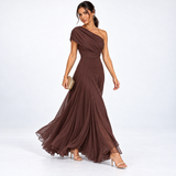 Plisowana sukienka maxi na jedno ramię brązowa – stylizacja z torebką